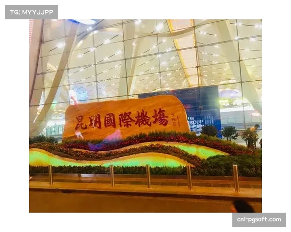 镜头捕捉：弗赖堡小将场边热身时，为主队小球迷签名